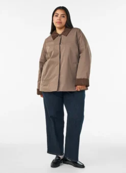 Leicht wattierte Jacke mit Cordkragen