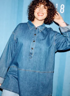 Lockere Bluse aus Denim mit Kragen und Knopfleiste