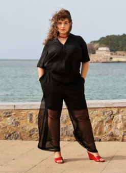 Lockere Hose aus Chiffon mit Punkten