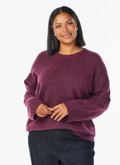 Lockerer Strickpullover mit Kontrastnähten