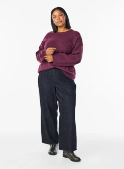 Lockerer Strickpullover mit Kontrastnähten