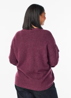Lockerer Strickpullover mit Kontrastnähten