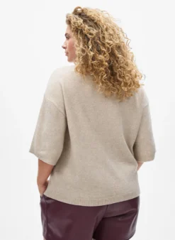 Locker sitzende Strickshirt mit kurzen Ärmeln