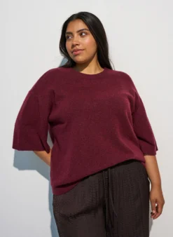 Locker sitzende Strickshirt mit kurzen Ärmeln