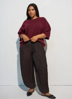 Locker sitzende Strickshirt mit kurzen Ärmeln