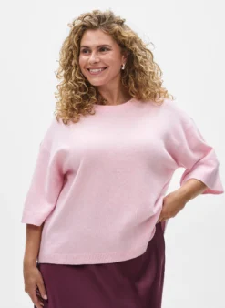 Locker sitzende Strickshirt mit kurzen Ärmeln