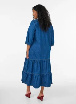 Maxikleid aus Denim mit gerüschten Stufen