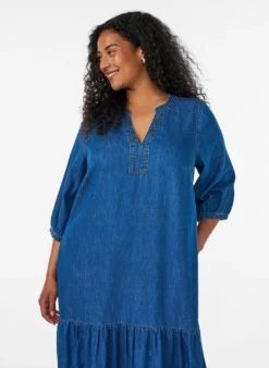 Maxikleid aus Denim mit gerüschten Stufen