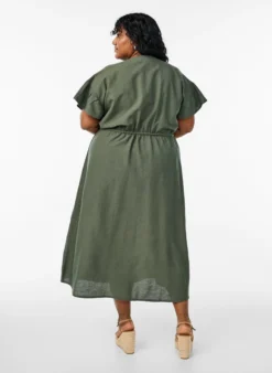 Maxi-Kleid mit Knöpfen und Bindegürtel