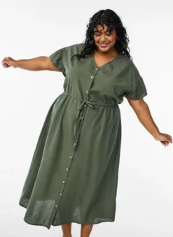 Maxi-Kleid mit Knöpfen und Bindegürtel
