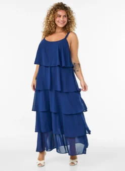 Maxikleid mit Rüschen-Volants und abnehmbarem Cape