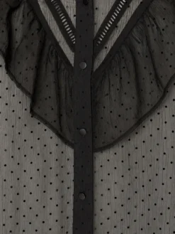 Midikleid aus einem leichten, transparenten Stoff mit Punkten und Rüschen