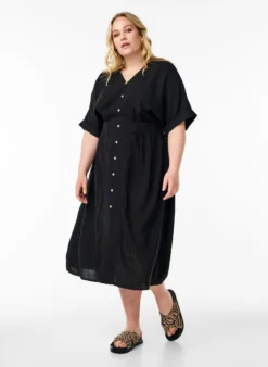 Midikleid aus Leinen und Viskose mit vorderen Schlitzen.