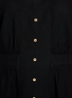Midikleid aus Leinen und Viskose mit vorderen Schlitzen.