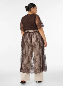 Midikleid aus transparenter Spitze mit kurzen Ärmeln
