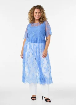 Midikleid aus transparenter Spitze mit kurzen Ärmeln