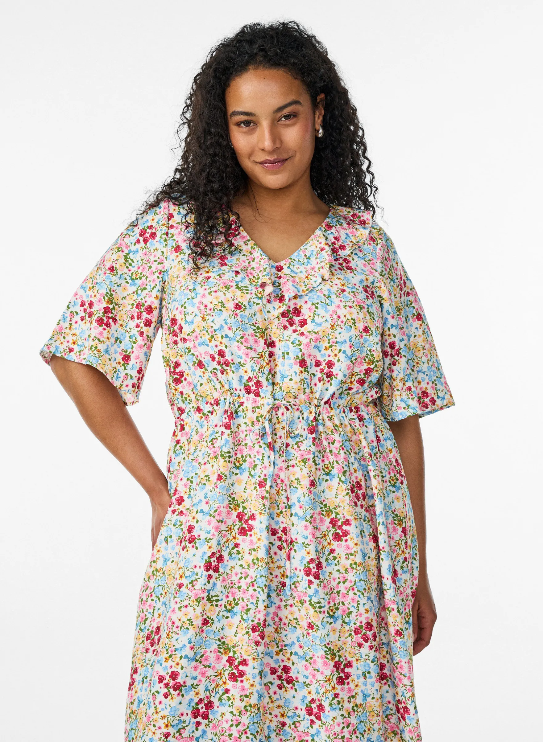 Midikleid aus Viskose mit geblümtem Muster und Rüschenkragen