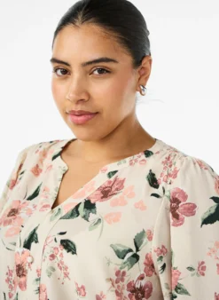 Midikleid mit Smock und Zierknöpfen
