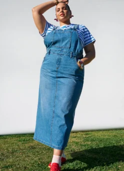 Midi-Latzkleid aus Denim