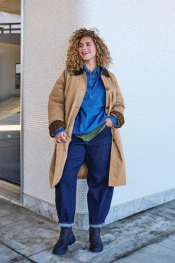Mittellange Jacke mit Cordkragen