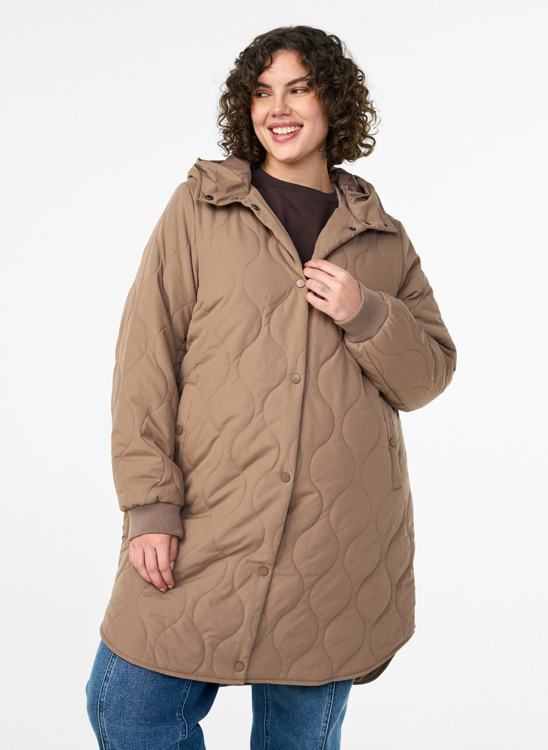 Mittellange Steppjacke mit Kapuze