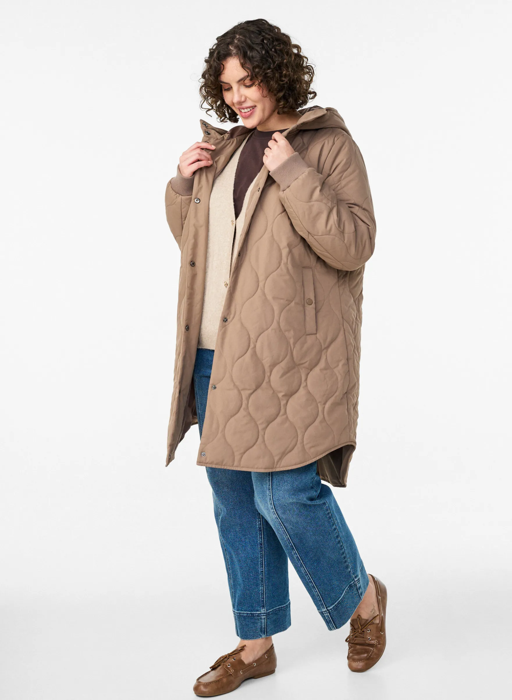 Mittellange Steppjacke mit Kapuze