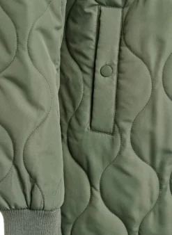 Mittellange Steppjacke mit Kapuze
