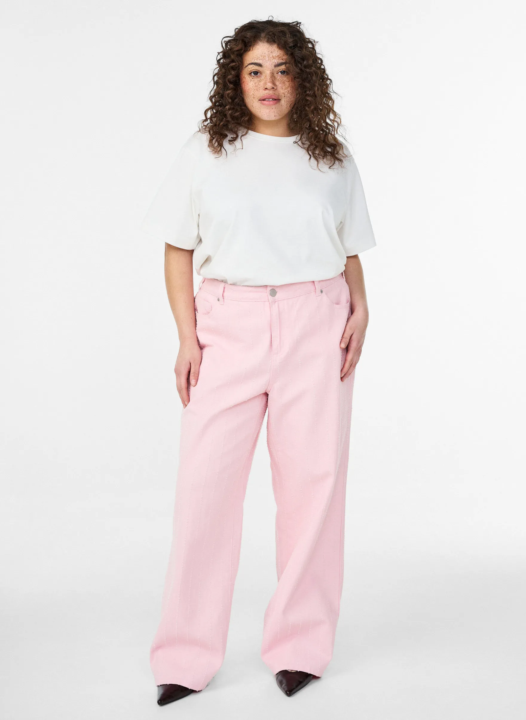 Myra Jeans aus farbigem Denim mit weiter Passform und strukturiertem Muster