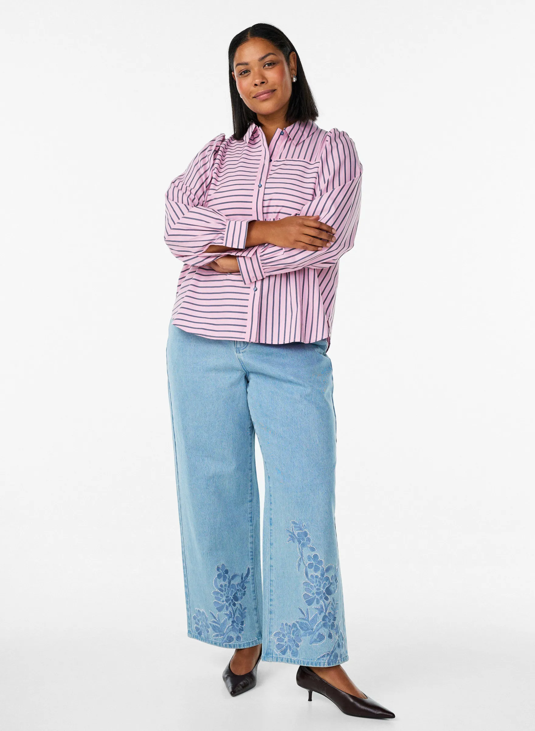 Myra Jeans mit weiter Passform und Blumendetails