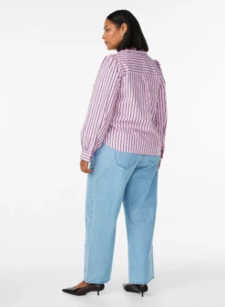 Myra Jeans mit weiter Passform und Blumendetails