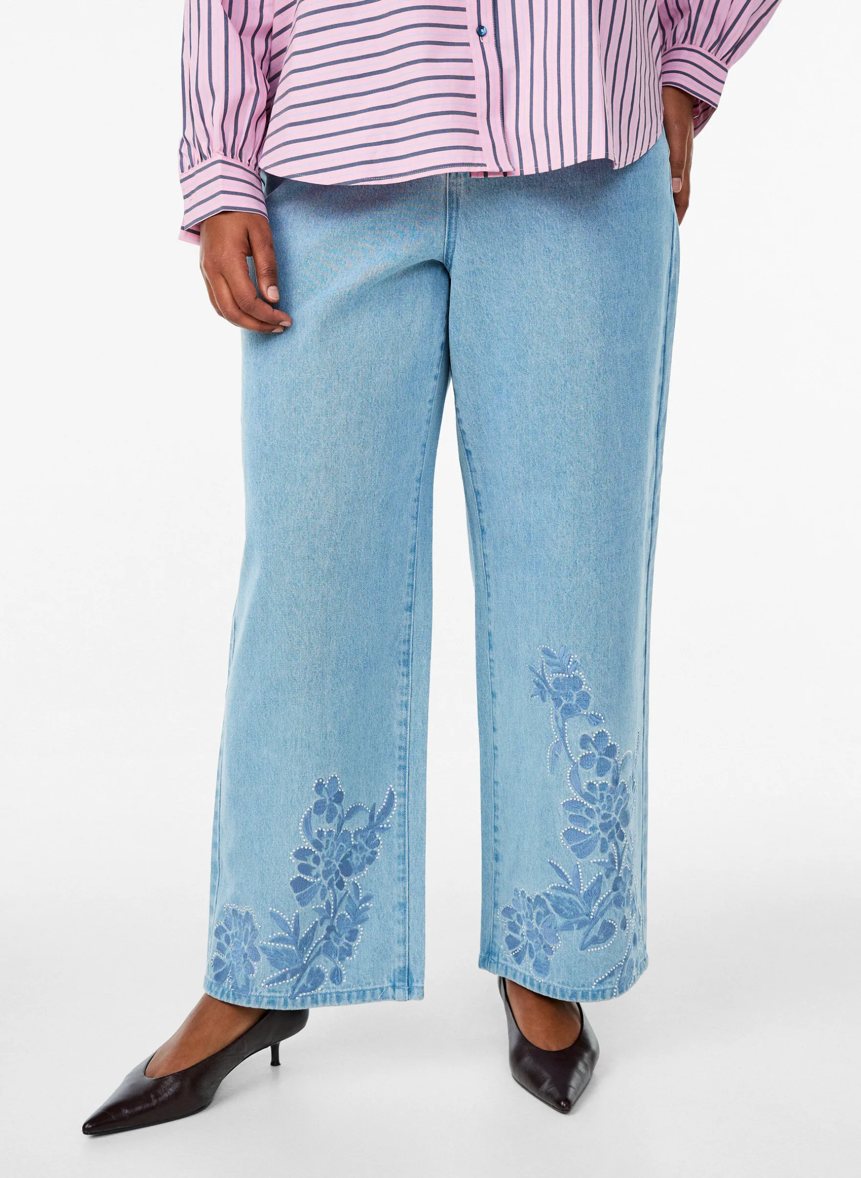 Myra Jeans mit weiter Passform und Blumendetails
