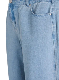 Myra Jeans mit weiter Passform und Blumendetails