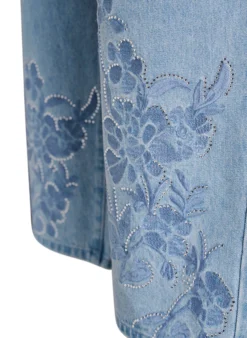 Myra Jeans mit weiter Passform und Blumendetails