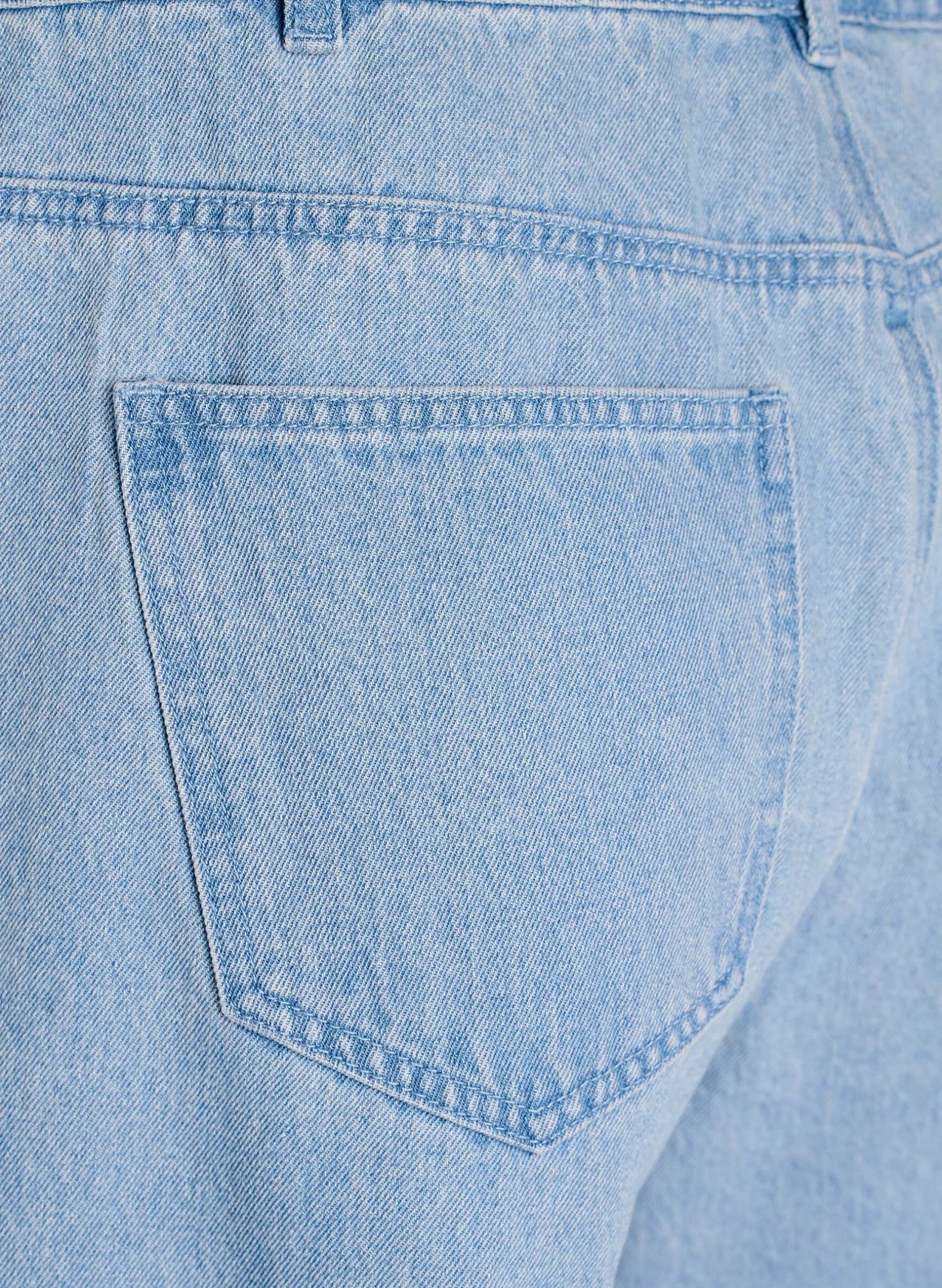 Myra Jeans mit weiter Passform und Blumendetails
