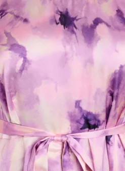 Partykleid mit kurzen Ärmeln und Bindegürtel
