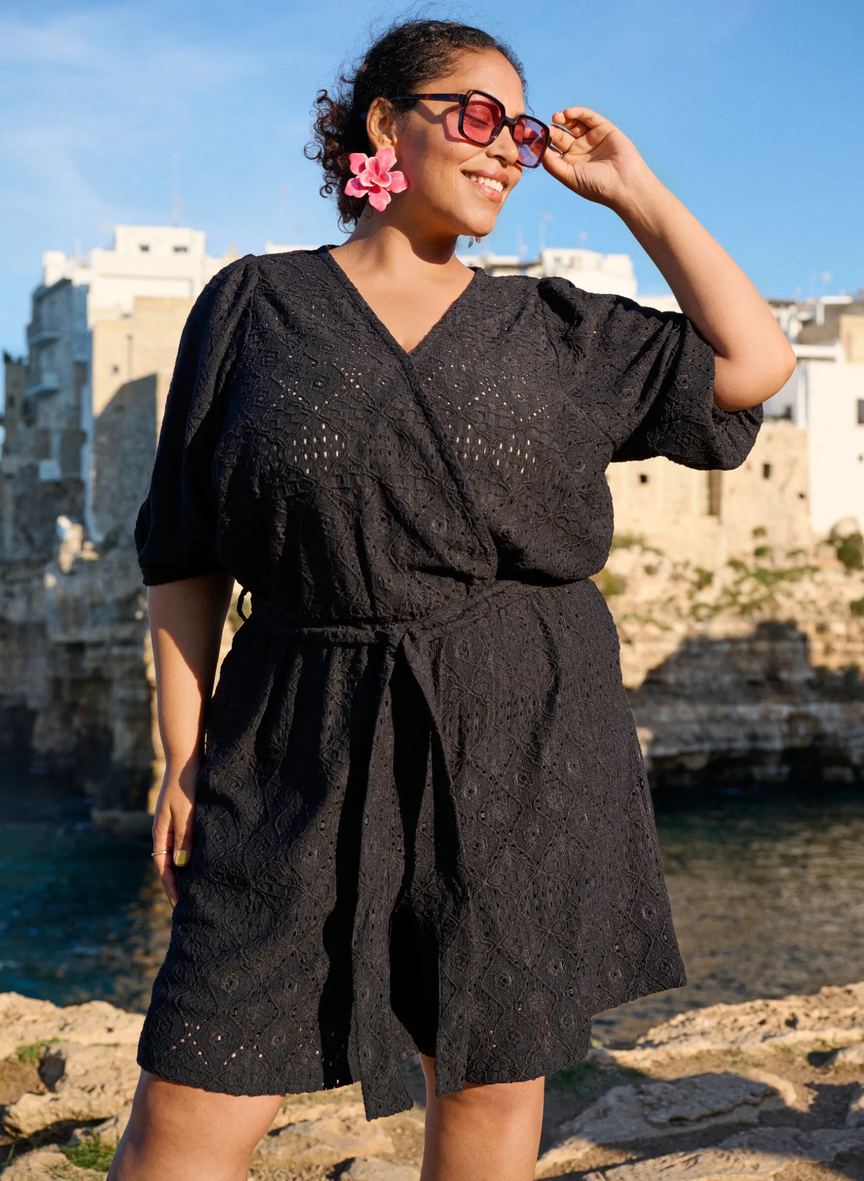 Playsuit mit kurzen Ärmeln und Bindegürtel