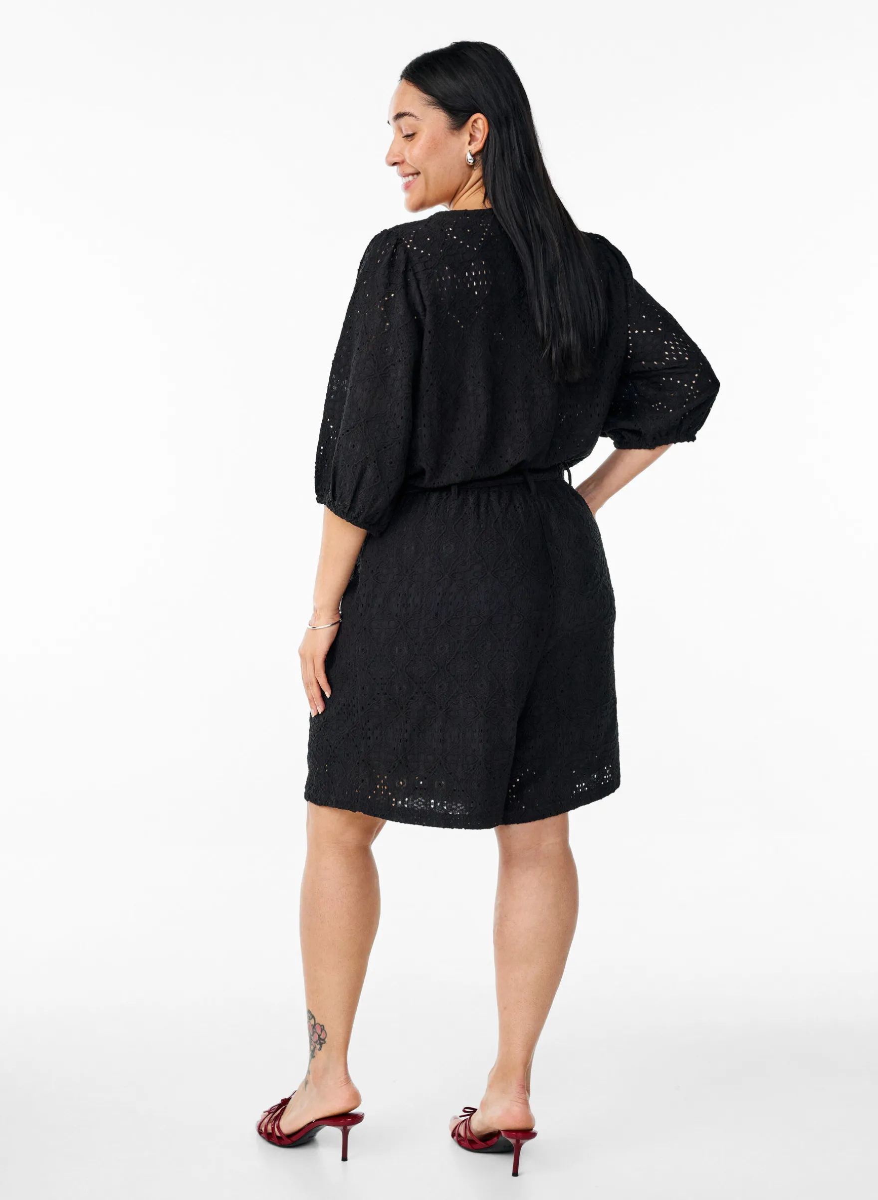 Playsuit mit kurzen Ärmeln und Bindegürtel