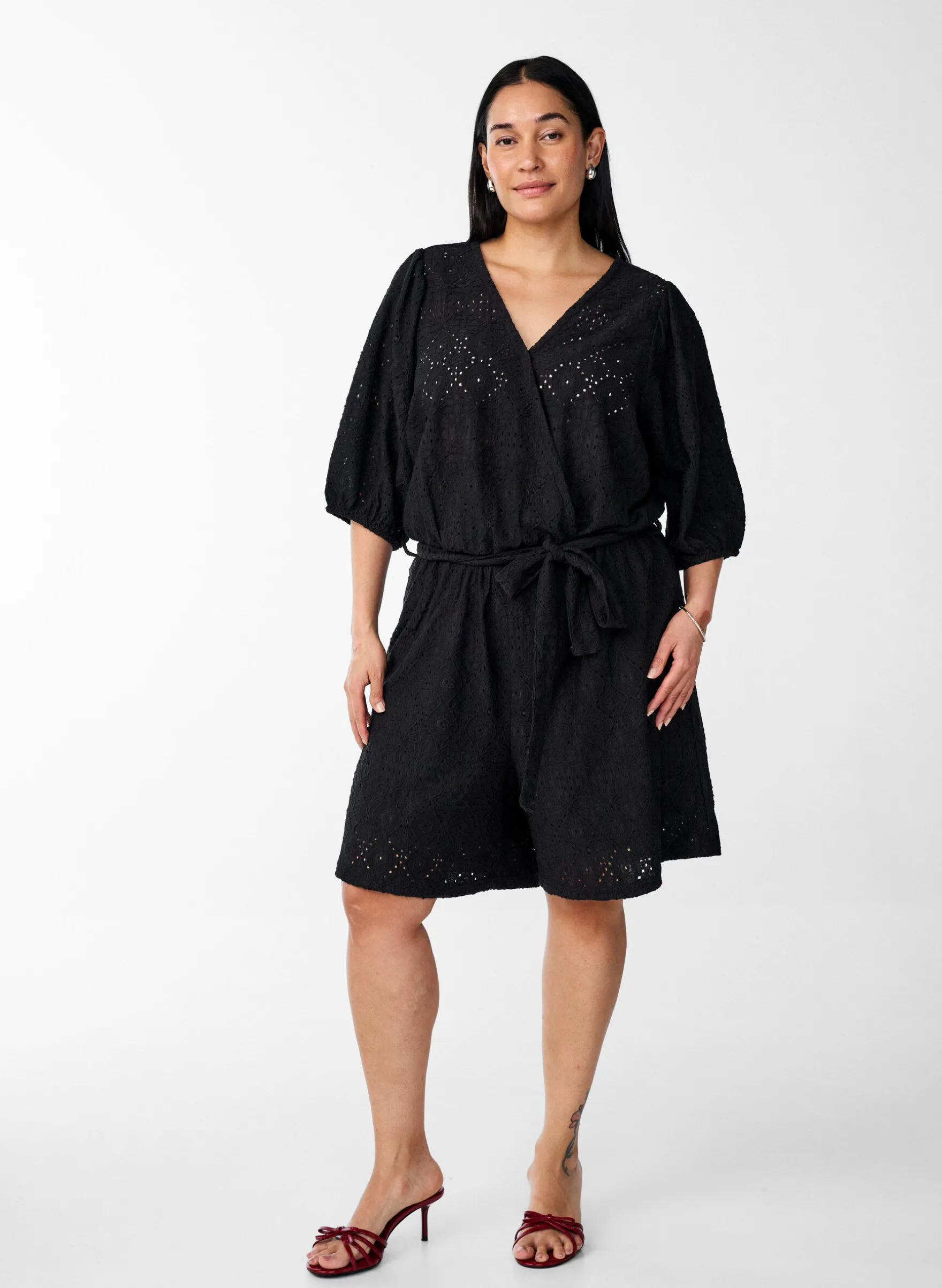 Playsuit mit kurzen Ärmeln und Bindegürtel
