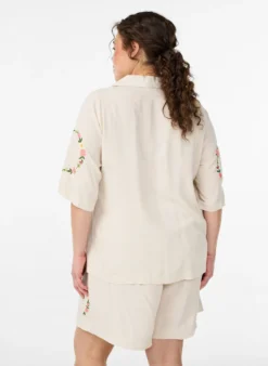 Pyjamaoberteil aus Viskose mit Bindeband und Blumenmuster