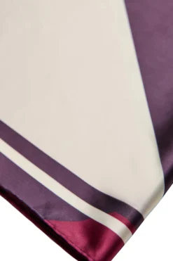 Quadratisches Tuch in Satin-Optik mit Muster