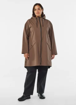 Regenjacke mit Taschen und Kapuze.