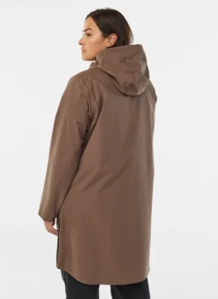Regenjacke mit Taschen und Kapuze.