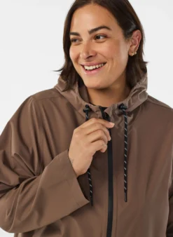 Regenjacke mit Taschen und Kapuze.