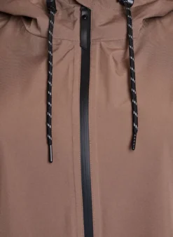 Regenjacke mit Taschen und Kapuze.