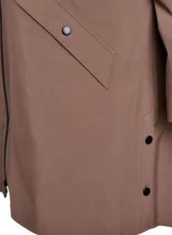 Regenjacke mit Taschen und Kapuze.