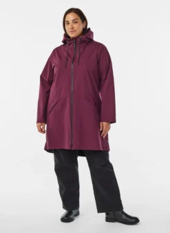 Regenjacke mit Taschen und Kapuze.