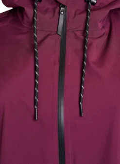 Regenjacke mit Taschen und Kapuze.