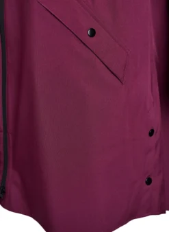Regenjacke mit Taschen und Kapuze.