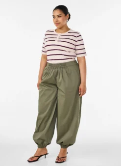 Ripp-T-Shirt mit Streifen und Knopfdetail