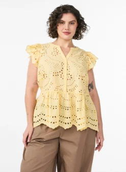Ärmellose Bluse aus Lochstickerei mit Rüschen